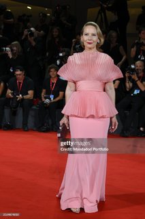 Amy Ryan feet photo thumbnail