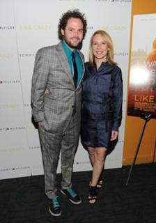Amy Ryan feet photo thumbnail