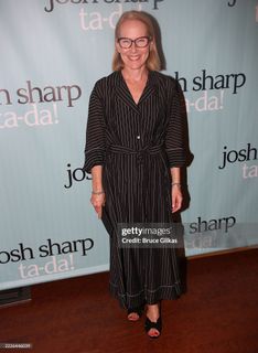 Amy Ryan feet photo thumbnail