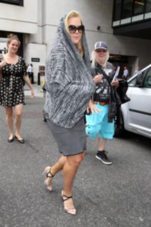 Amy Schumer feet photo thumbnail