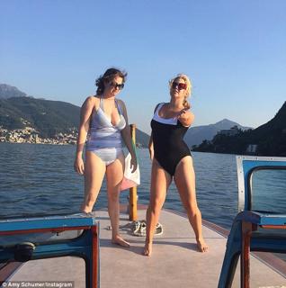 Amy Schumer feet photo thumbnail