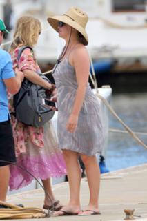 Amy Schumer feet photo thumbnail