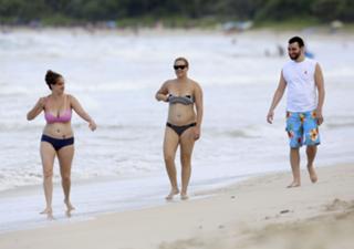 Amy Schumer feet photo thumbnail