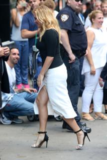 Amy Schumer feet photo thumbnail