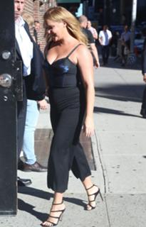 Amy Schumer feet photo thumbnail