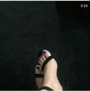 Amy Schumer feet photo thumbnail