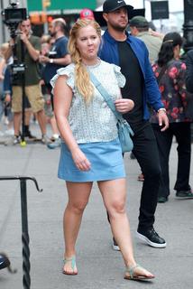 Amy Schumer feet photo thumbnail