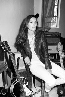 Amy Shark feet photo 15