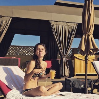 Amy Shark feet photo 3