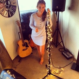 Amy Shark feet photo 2