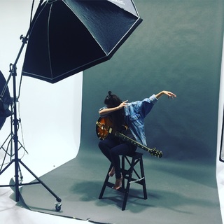 Amy Shark feet photo 16