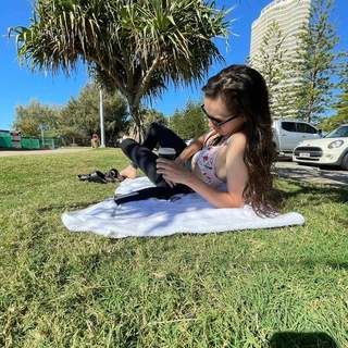 Amy Shark feet photo 3