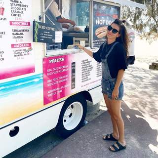 Amy Shark feet photo 9