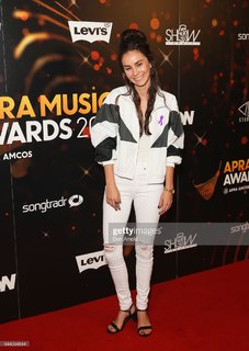 Amy Shark feet photo 3