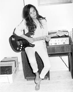 Amy Shark feet photo 19