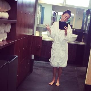 Amy Shark feet photo 18