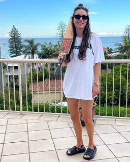 Amy Shark feet photo 3
