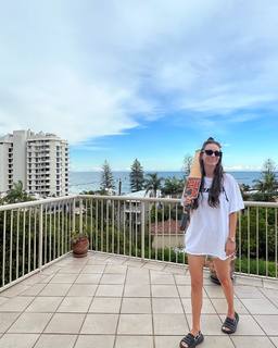 Amy Shark feet photo 2