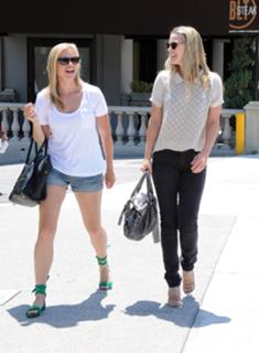 Amy Smart feet photo thumbnail