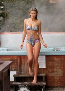 Amy Willerton feet photo thumbnail
