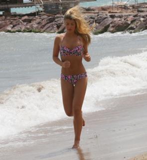 Amy Willerton feet photo thumbnail