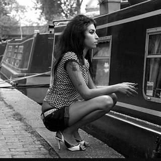 Amy Winehouse feet photo thumbnail