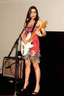 Amy Winehouse feet photo thumbnail