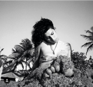Amy Winehouse feet photo thumbnail
