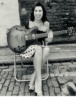 Amy Winehouse feet photo thumbnail