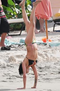 Amy Winehouse feet photo thumbnail