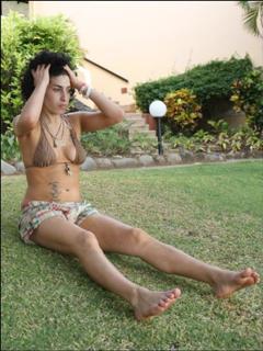 Amy Winehouse feet photo thumbnail