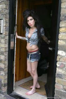 Amy Winehouse feet photo thumbnail