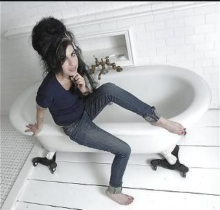 Amy Winehouse feet photo thumbnail