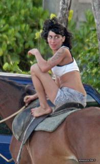 Amy Winehouse feet photo thumbnail