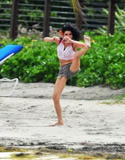 Amy Winehouse feet photo thumbnail