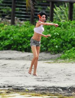 Amy Winehouse feet photo thumbnail