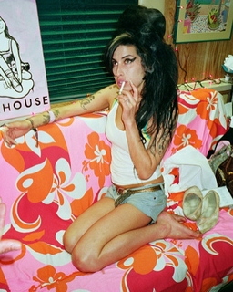 Amy Winehouse feet photo thumbnail