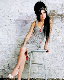 Amy Winehouse feet photo thumbnail