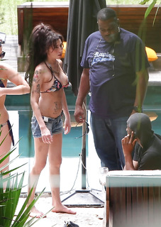 Amy Winehouse feet photo thumbnail