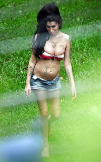 Amy Winehouse feet photo thumbnail