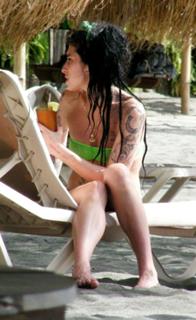 Amy Winehouse feet photo thumbnail