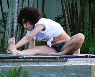 Amy Winehouse feet photo thumbnail