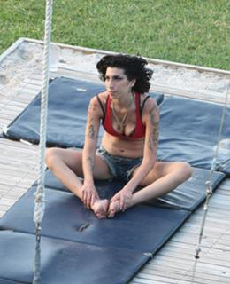 Amy Winehouse feet photo thumbnail