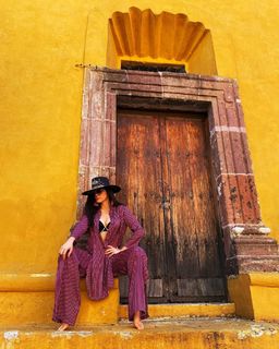 Ana Barbara feet photo thumbnail