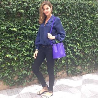 Ana Beatriz Barros feet photo thumbnail