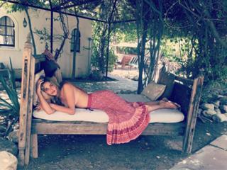 Ana Beatriz Barros feet photo thumbnail