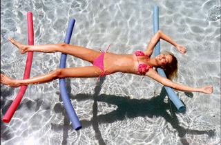 Ana Beatriz Barros feet photo thumbnail