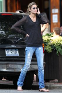 Ana Beatriz Barros feet photo thumbnail