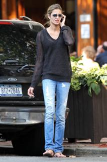 Ana Beatriz Barros feet photo thumbnail