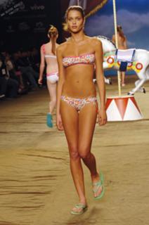 Ana Beatriz Barros feet photo thumbnail